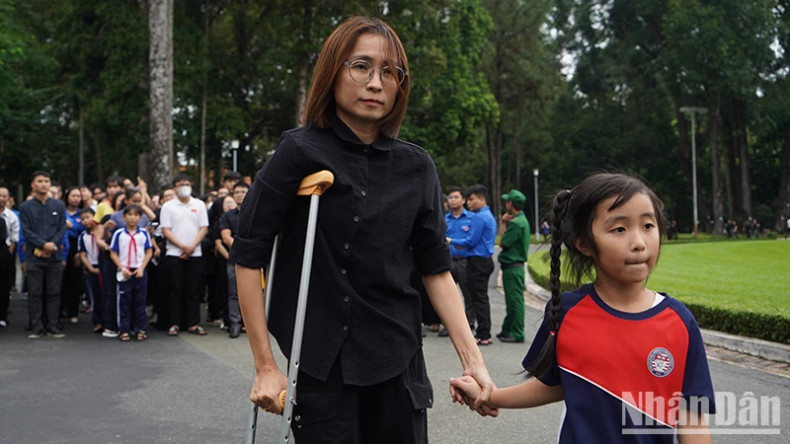 The elderly and people with disabilities were given priority to enter the Reunification Place to pay their respects to General Secretary Nguyen Phu Trong first.