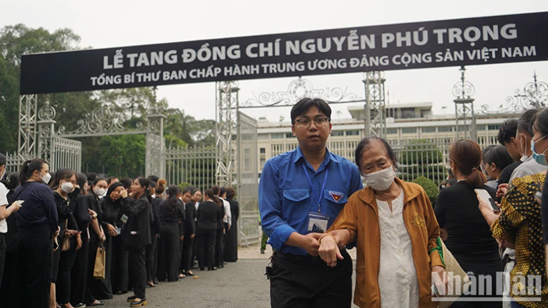 Despite his poor health and difficulty in walking today, a citizen still tried to pay his respects to General Secretary Nguyen Phu Trong.