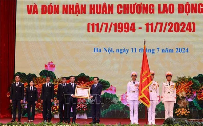 NA Chairman Tran Thanh Man hands over the President's First Class Labour Order to the SAV (Photo: VNA) NA Chairman Tran Thanh Man hands over the President's First Class Labour Order to the SAV (Photo: VNA)