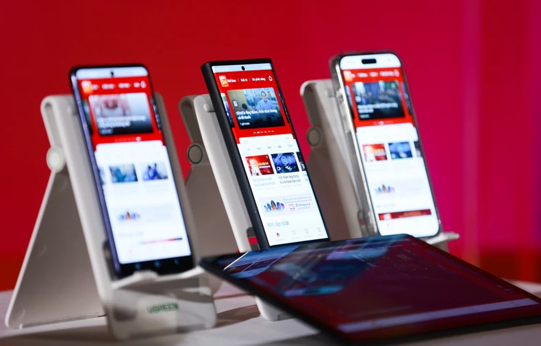 Displaying the Hanoi On experience application at the launch ceremony.