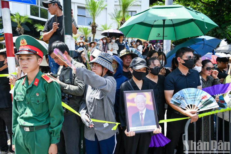 People carry the portrait of General Secretary Nguyen Phu Trong to express their deep condolences to the country's outstanding leader at the moment of farewell. (Photo: THANH DAT) People carry the portrait of General Secretary Nguyen Phu Trong to express their deep condolences to the country's outstanding leader at the moment of farewell. (Photo: THANH DAT)