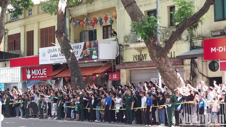 People stand neatly on Hang Khay Street waiting for the motorcade carrying the coffin of General Secretary Nguyen Phu Trong. (Photo: THANH NGA) People stand neatly on Hang Khay Street waiting for the motorcade carrying the coffin of General Secretary Nguyen Phu Trong. (Photo: THANH NGA)