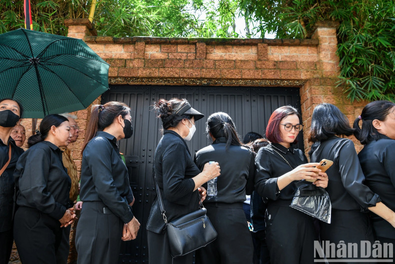 A long line of people lined up on the road leading to Lai Da Village Cultural House. A long line of people lined up on the road leading to Lai Da Village Cultural House.
