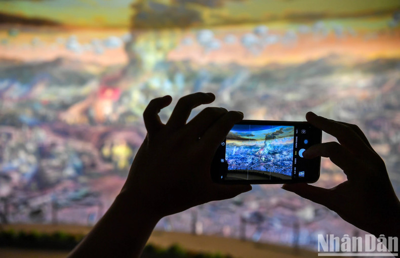 "When I look at the painting, I imagine that I am living in the heroic atmosphere of my ancestors in the past with the Dien Bien Phu campaign. I feel more deeply about the victories as well as the losses and sacrifices of my ancestors, who have brought us a peaceful life today" - Toan, a tourist from Hai Phong shared. "When I look at the painting, I imagine that I am living in the heroic atmosphere of my ancestors in the past with the Dien Bien Phu campaign. I feel more deeply about the victories as well as the losses and sacrifices of my ancestors, who have brought us a peaceful life today" - Toan, a tourist from Hai Phong shared.
