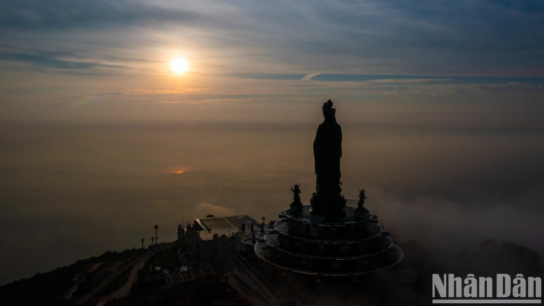 Visitors who go to Ba Den Mountain early in the morning will have the opportunity to admire the beautiful sunrise on the roof of the Southern region.