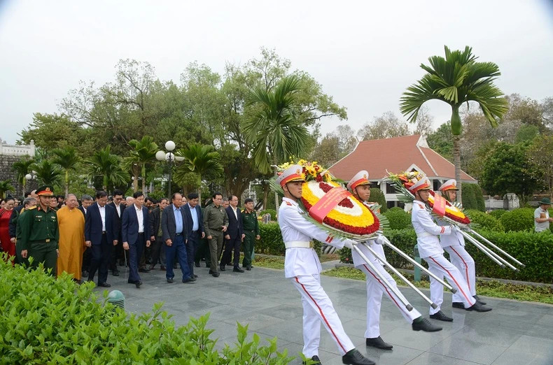 Former young volunteers offer incense to pay their respects to the heroic martyrs at the A1 National Martyrs Cemetery in Dien Bien Phu City. Former young volunteers offer incense to pay their respects to the heroic martyrs at the A1 National Martyrs Cemetery in Dien Bien Phu City.