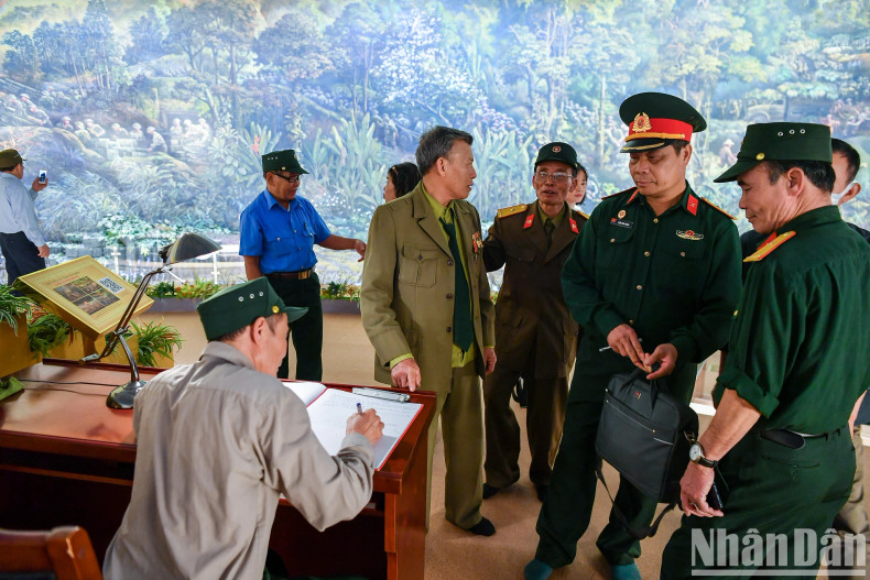 Veterans wrote down their emotions after admiring this painting. Veterans wrote down their emotions after admiring this painting.