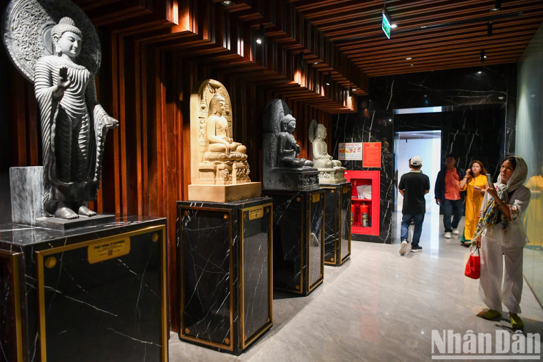 Visitors learn and explore the Buddhist art display area right at the foot of the "Tay Bo Da Son” Bodhisattva statue with a scale of 4,410m2.