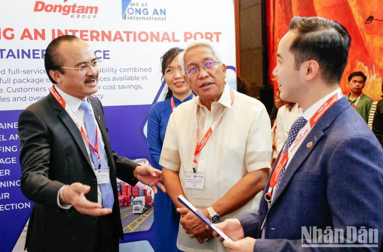 Deputy Minister of Transport of the Philippines Elmer U. Sarmiento (middle) visits the exhibition booth and exchanges information about seaports with leaders of Long An International Port. Deputy Minister of Transport of the Philippines Elmer U. Sarmiento (middle) visits the exhibition booth and exchanges information about seaports with leaders of Long An International Port.