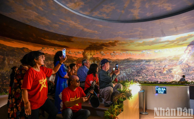 The panorama painting depicts the historical Dien Bien Phu battlefield at different times from late 1953 to May 7, 1954. The panorama painting depicts the historical Dien Bien Phu battlefield at different times from late 1953 to May 7, 1954.