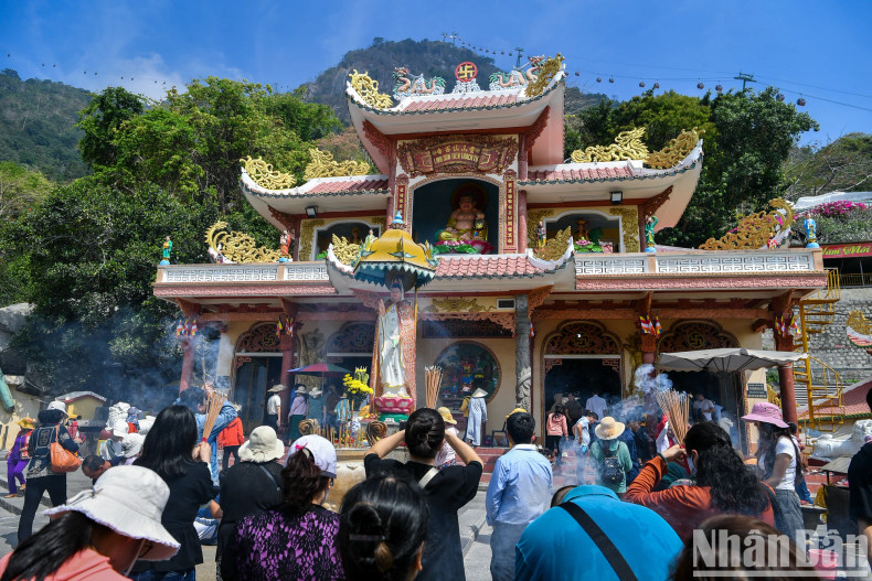 People and tourists respectfully offer incense at Linh Son Tien Thach Tu Pagoda, the pagoda with the longest lifespan in the "holy land" of Tay Ninh, marking the rich religious life of the first generation of residents, while affirming and clearly defining the time when Buddhism was introduced to southern Vietnam.