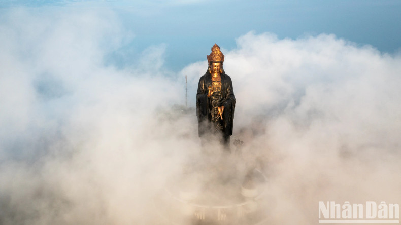 In particular, currently visitors also have the opportunity to witness the sea of clouds covering the architectural works on top of the mountain.