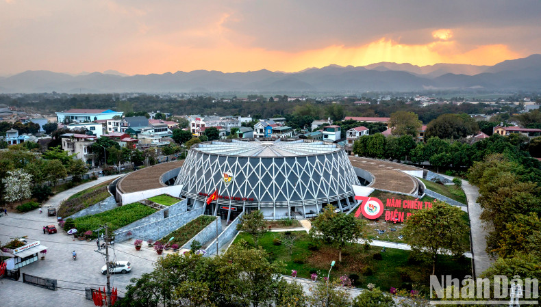 The Dien Bien Phu Historical Victory Museum was built in 2012 and inaugurated in 2014 on the occasion of the 60th anniversary of the Dien Bien Phu victory. This is a project with modern architecture. The outer shape is designed as a bamboo hat covered with camouflage net, along with a system of concrete and reinforced steel spokes to create a diamond shape symbolizing the army combat uniform of Dien Bien soldiers in the past. The Dien Bien Phu Historical Victory Museum was built in 2012 and inaugurated in 2014 on the occasion of the 60th anniversary of the Dien Bien Phu victory. This is a project with modern architecture. The outer shape is designed as a bamboo hat covered with camouflage net, along with a system of concrete and reinforced steel spokes to create a diamond shape symbolizing the army combat uniform of Dien Bien soldiers in the past.