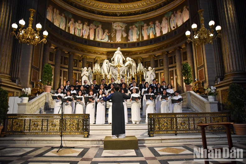 The work "Tieng Hat Nguoi Chien Si Bien Thuy" receives support from the audience. (Photo: MINH DUY) The work "Tieng Hat Nguoi Chien Si Bien Thuy" receives support from the audience. (Photo: MINH DUY)