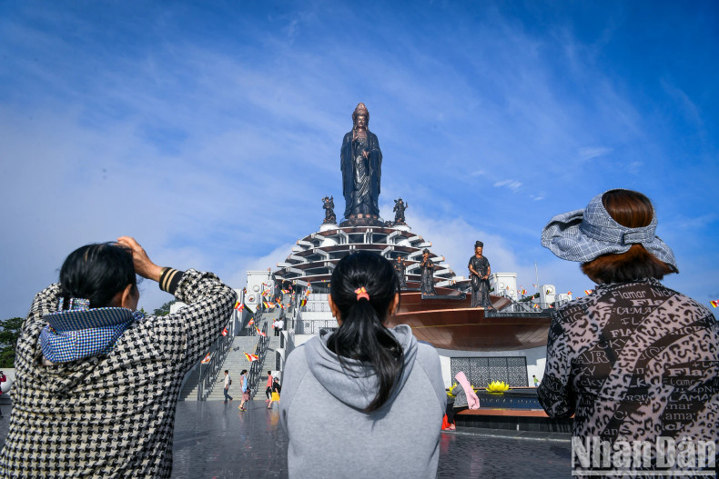 The statue of Ba Den Mountain in Tay Ninh and many other unique architectural works have demonstrated the outstanding economic potential of attracting a large number of tourists to visit and admire. As of December 31, 2023, Sun World Ba Den Mountain Cable Car station officially reached the milestone of 5 million visitors and has contributed to making Tay Ninh one of the top tourist destinations in the country.