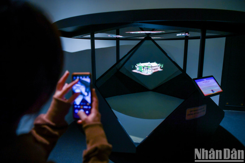 Visitors can admire and explore famous ancient temples in Vietnam through Holographic technology. This is a technology that creates 3-dimensional images floating in the air, helping viewers observe 360-degree floating images without using a projection screen or using specialized glasses. With 16 holographic projection devices, models of 16 famous pagodas in Vietnam such as Bo Da pagoda, Vinh Nghiem, Phat Tich, Huong pagoda, But Thap, Thien Mu are recreated extremely vividly.