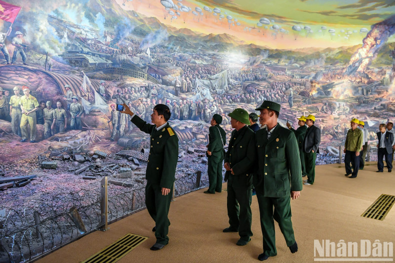 According to statistics, in just the first week of March, the number of tourists visiting the Dien Bien Phu Historical Victory Museum reached nearly 2,000 visitors. The number is expected to continue to increase sharply in the next time. According to statistics, in just the first week of March, the number of tourists visiting the Dien Bien Phu Historical Victory Museum reached nearly 2,000 visitors. The number is expected to continue to increase sharply in the next time.