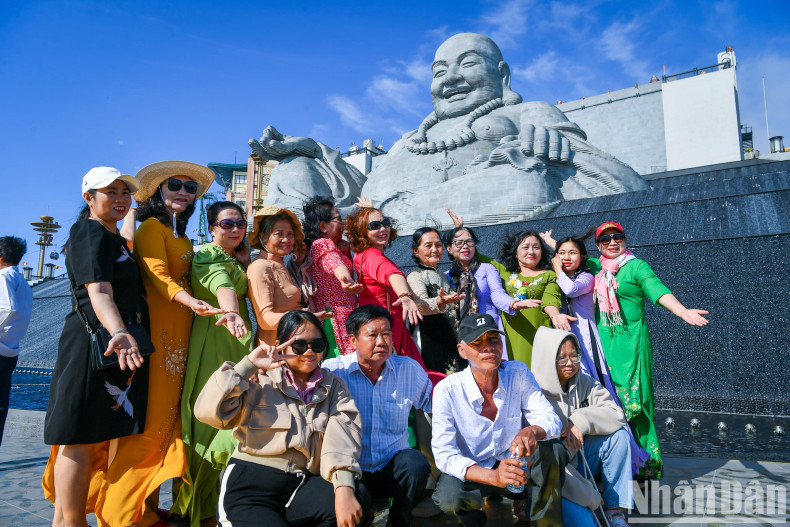 The statue was shaped by a special method which was unprecedented in Vietnam: assembled from 6,688 natural sandstone pieces inspired by terraced fields.