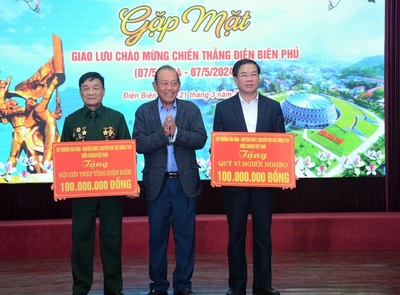 Former Deputy Prime Minister Truong Hoa Binh presented 200 million VND to the Fund For The Poor and the Association of Former Youth Volunteers of Dien Bien Province. Former Deputy Prime Minister Truong Hoa Binh presented 200 million VND to the Fund For The Poor and the Association of Former Youth Volunteers of Dien Bien Province.