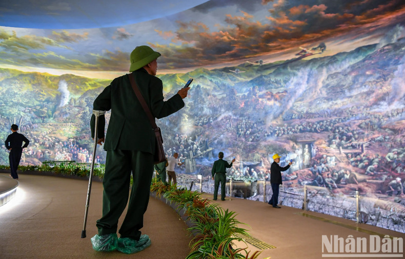 Majestic, majestic and full of proud emotions, that is the feeling of anyone when standing in front of the panorama painting depicting the historical Dien Bien Phu battlefield. Majestic, majestic and full of proud emotions, that is the feeling of anyone when standing in front of the panorama painting depicting the historical Dien Bien Phu battlefield.