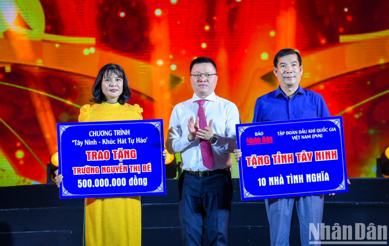 Nhan Dan Newspaper presented 10 social houses to Tay Ninh Province and donated 500 million VND (20,150 USD) to Nguyen Thi Be Secondary School in Go Dau District.