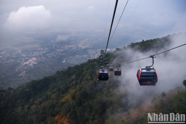 The modern cable car system easily helps visitors reach the "roof of the southern Vietnam" as well as the sacred relic complex at Ba Den Mountain.