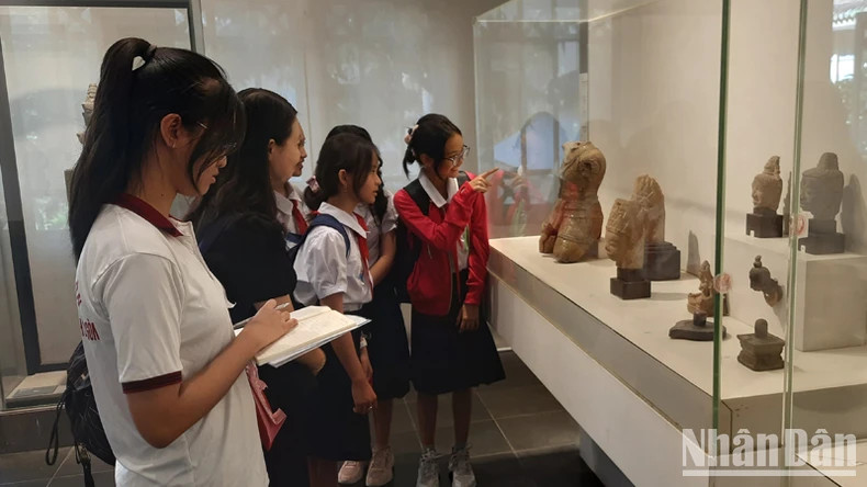 Ho Chi Minh City students visit the Ho Chi Minh City History Museum.