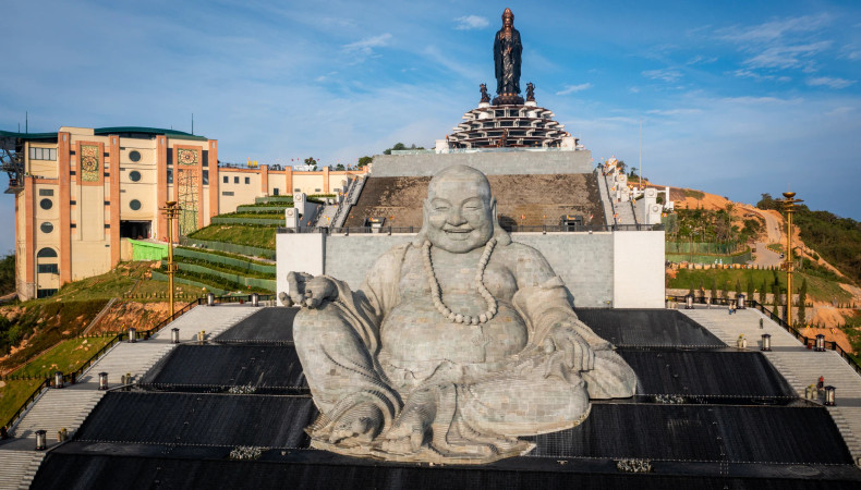 The giant Maitreya Buddha statue, located at an altitude of over 900m on the top of Ba Den Mountain, has a height of 36 meters, a maximum width of 45m, a surface area of 4,651m2, and a weight of 5,112 tonnes.