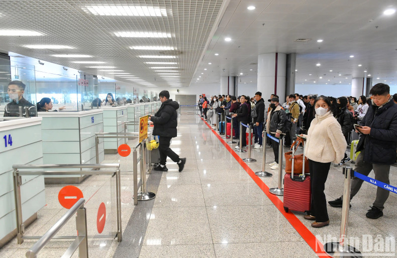 Guests wait in line to complete immigration procedures in the usual way. Guests wait in line to complete immigration procedures in the usual way.