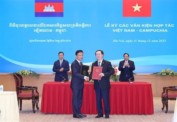The two PMs witness the signing of three cooperation deals between the two countries' ministries and agencies in various fields. (Photo: VNA)
