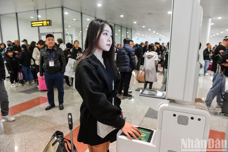 From August 2023, the automatic immigration gate system (Autogate) was officially deployed by the Immigration Department under the Ministry of Public Security at five airport border gates: Noi Bai, Da Nang, Cam Ranh, Tan Son Nhat and Phu Quoc. This is the first technology deployed on a large scale at air border gates throughout the country. From August 2023, the automatic immigration gate system (Autogate) was officially deployed by the Immigration Department under the Ministry of Public Security at five airport border gates: Noi Bai, Da Nang, Cam Ranh, Tan Son Nhat and Phu Quoc. This is the first technology deployed on a large scale at air border gates throughout the country.