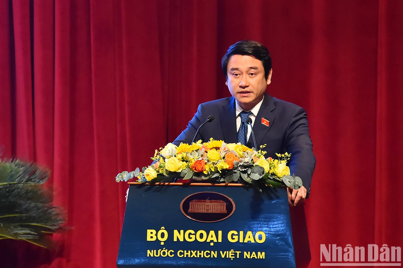 Deputy Chairman of the National Assembly's Committee for Foreign Affairs, Le Anh Tuan, presents a speech at the meeting. Deputy Chairman of the National Assembly's Committee for Foreign Affairs, Le Anh Tuan, presents a speech at the meeting.