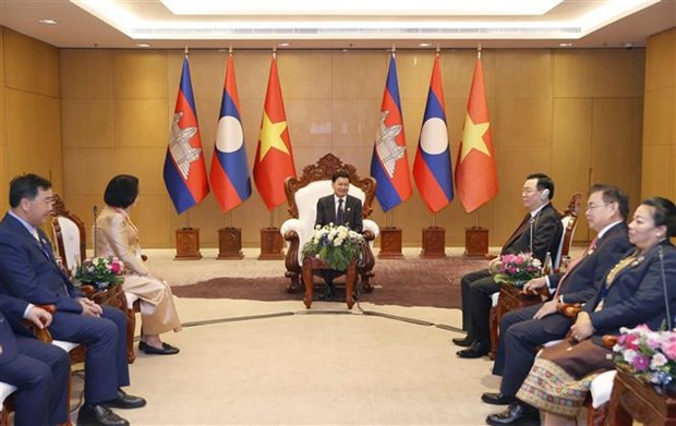 NA Chairman Vuong Dinh Hue and his Lao and Cambodian counterparts pay a courtesy visit to General Secretary of the Lao People's Revolutionary Party Central Committee and President of Laos Thongloun Sisoulith. (Photo: VNA)
