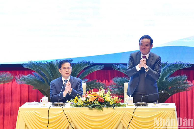 Deputy Prime Minister Tran Luu Quang and Foreign Minister Bui Thanh Son co-chaired the plenary session on building and developing the diplomatic sector. Deputy Prime Minister Tran Luu Quang and Foreign Minister Bui Thanh Son co-chaired the plenary session on building and developing the diplomatic sector.