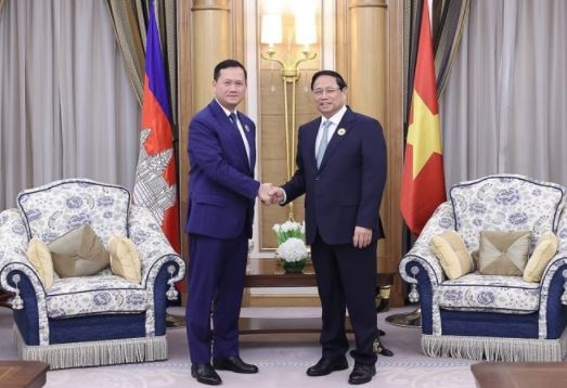 PM Pham Minh Chinh (R) and PM Hun Manet meet on the sidelines of the ASEAN-Gulf Cooperation Council Summit in October in Saudi Arabia. (Photo: VNA)