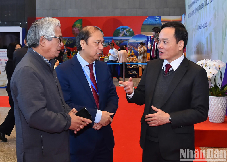 Deputy Prime Minister Tran Luu Quang discusses with delegates on the sidelines of the meeting. Deputy Prime Minister Tran Luu Quang discusses with delegates on the sidelines of the meeting.