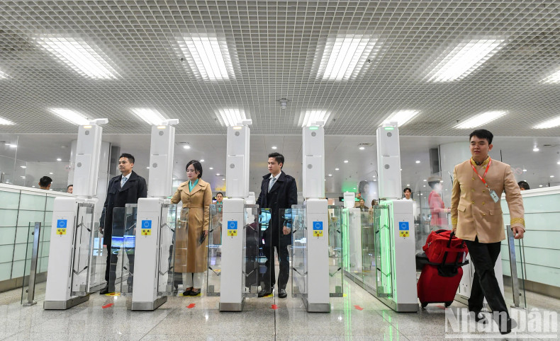 In addition to Noi Bai, the Autogate has been applied to four other airports from the beginning of August, including Tan Son Nhat, Da Nang, Cam Ranh and Phu Quoc. The implementation of this system is carried out according to the policy of the Ministry of Public Security in reforming administrative procedures and immigration. This is the first technology deployed on a large scale at domestic airports. In addition to Noi Bai, the Autogate has been applied to four other airports from the beginning of August, including Tan Son Nhat, Da Nang, Cam Ranh and Phu Quoc. The implementation of this system is carried out according to the policy of the Ministry of Public Security in reforming administrative procedures and immigration. This is the first technology deployed on a large scale at domestic airports.