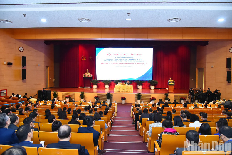 Overview of the plenary meeting on building and developing the diplomatic sector on the morning of December 22. Overview of the plenary meeting on building and developing the diplomatic sector on the morning of December 22.