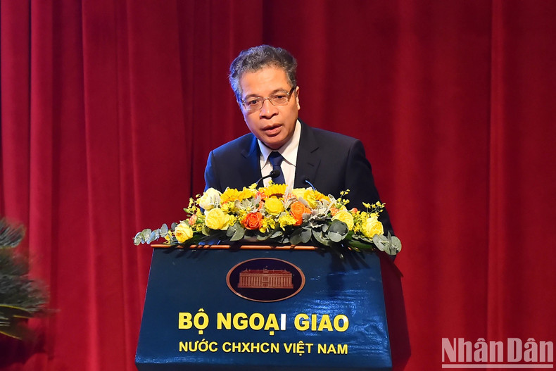 Vietnamese Ambassador to Russia, Dang Minh Khoi, presents a speech at the meeting. Vietnamese Ambassador to Russia, Dang Minh Khoi, presents a speech at the meeting.