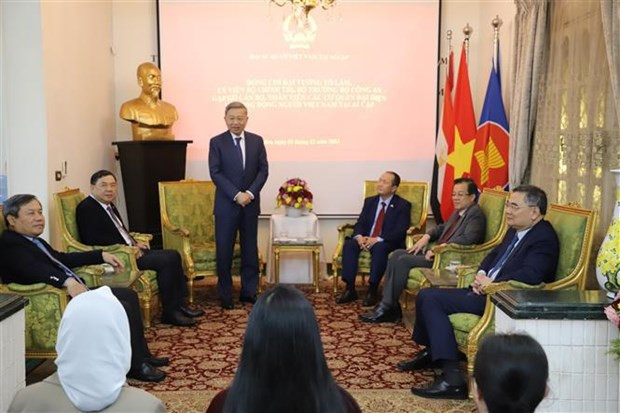Minister of Public Security To Lam visits the Vietnamese Embassy and meets with the Vietnamese community in Egypt. (Photo: VNA)