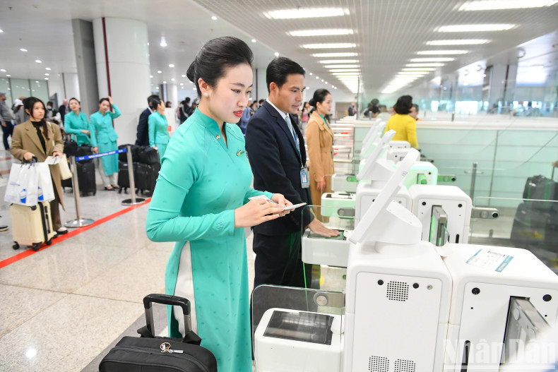 Flight crew members of Vietnam Airlines carry out immigration procedures through Autogate. Flight crew members of Vietnam Airlines carry out immigration procedures through Autogate.