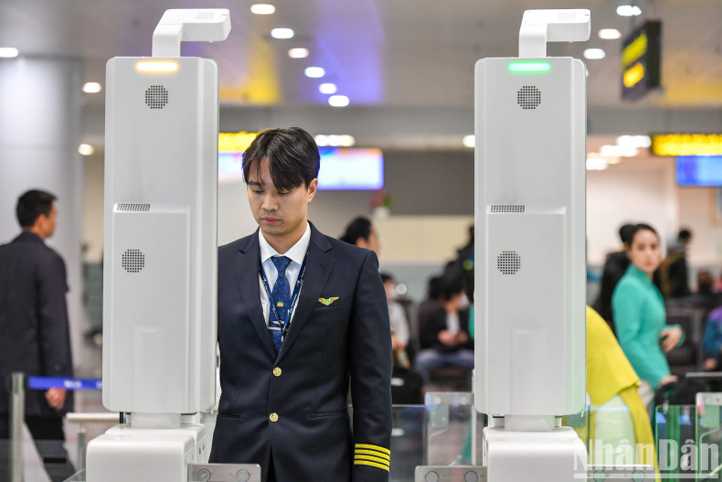 Currently, Noi Bai Airport has 10 Autogate systems. Currently, Noi Bai Airport has 10 Autogate systems.