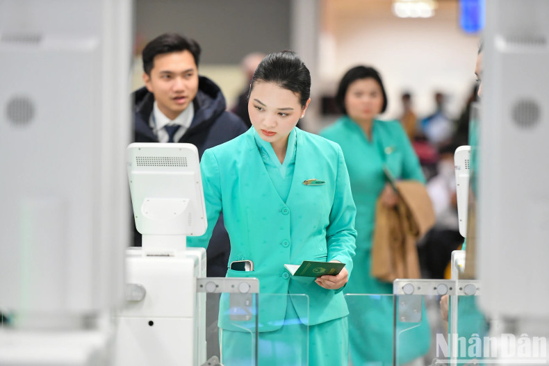 As of December 23, there were 194,879 entries and 669,985 exits through Autogate. The application of information technology is considered an important foundation and breakthrough solution towards improving the quality of administrative procedures, contributing to digital transformation in the Government's administrative reform. As of December 23, there were 194,879 entries and 669,985 exits through Autogate. The application of information technology is considered an important foundation and breakthrough solution towards improving the quality of administrative procedures, contributing to digital transformation in the Government's administrative reform.