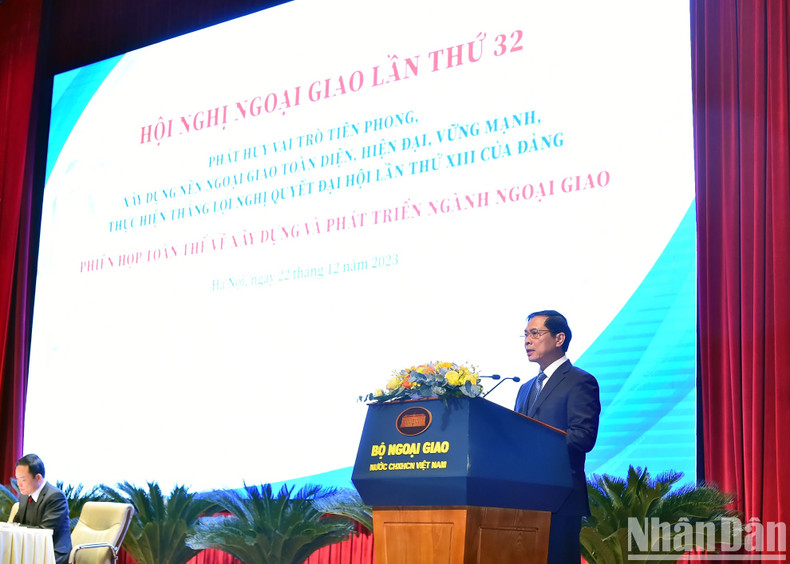 Minister of Foreign Affairs Bui Thanh Son speaks at the opening of the plenary session on building and developing the diplomatic sector. Minister of Foreign Affairs Bui Thanh Son speaks at the opening of the plenary session on building and developing the diplomatic sector.