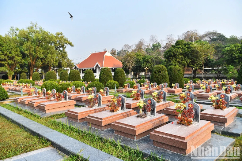There are 644 graves of military officers and soldiers who sacrificed heroically in the Dien Bien Phu campaign. Most of the graves are anonymous, with only four having the names of heroic martyrs: To Vinh Dien, Phan Dinh Giot, Be Van Dan, and Tran Can.