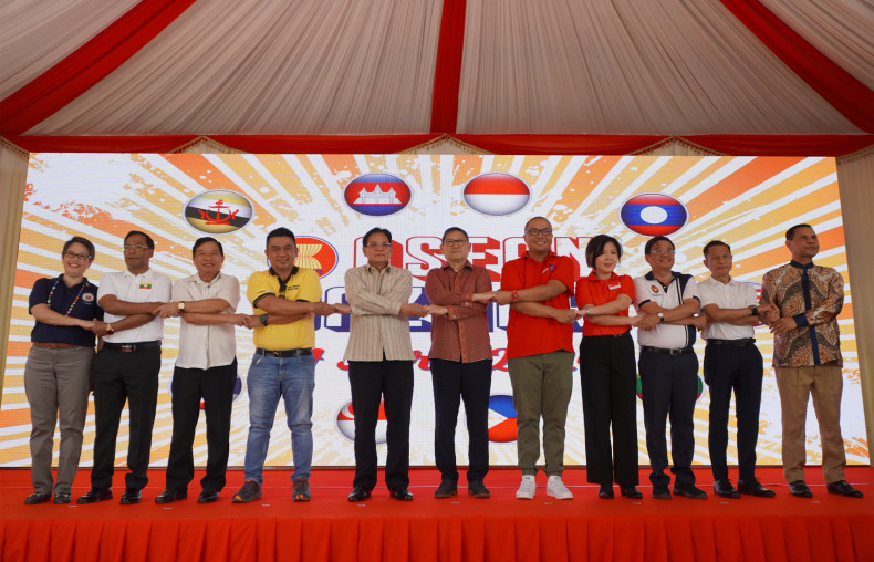 Sok Chenda Sophea, Deputy Prime Minister and Minister of Foreign Affairs and International Cooperation of Cambodia, (middle) took souvenir photos with ambassadors and representatives of the embassies of ASEAN countries. (Photo: Nguyen Hiep) Sok Chenda Sophea, Deputy Prime Minister and Minister of Foreign Affairs and International Cooperation of Cambodia, (middle) took souvenir photos with ambassadors and representatives of the embassies of ASEAN countries. (Photo: Nguyen Hiep)