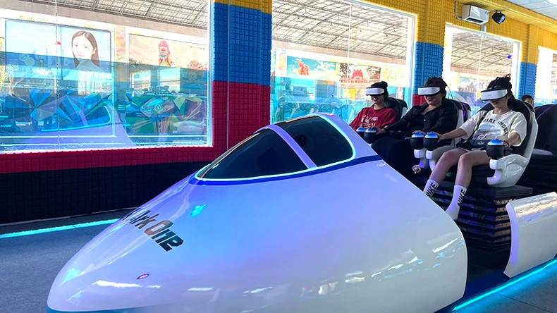 Young people enjoy virtual reality technology games at Suoi Tien.