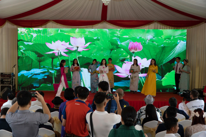 A performance introducing Vietnamese women's Ao Dai attracts the attention of many people at the fair (Photo: Nguyen Hiep) A performance introducing Vietnamese women's Ao Dai attracts the attention of many people at the fair (Photo: Nguyen Hiep)