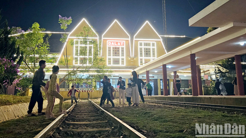 Before boarding, tourists can explore and take check-in photos at Da Lat Station, a unique architectural structure inspired by Langbiang Mountain and the traditional “Rong” house - a variation of stilt houses unique to the Central Highlands in Vietnam.