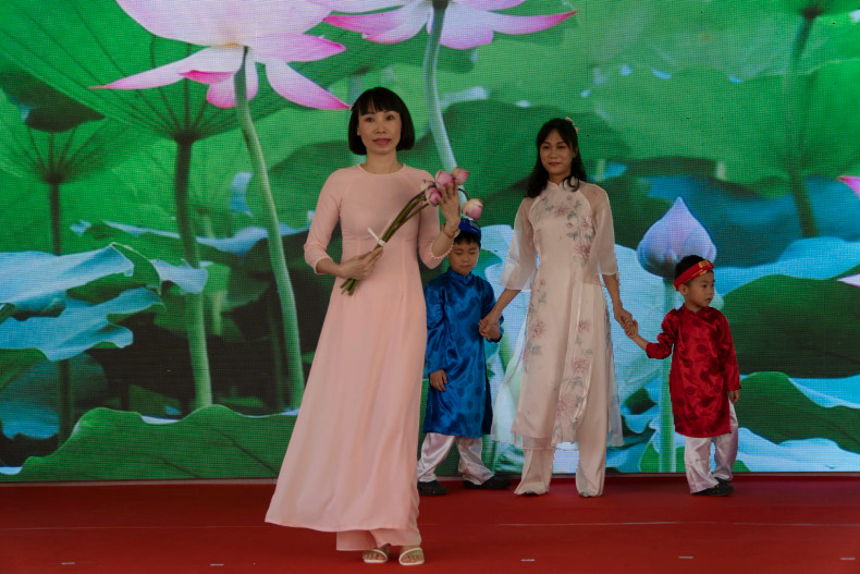 The image of a graceful Ao Dai and fresh lotus flowers (Photo: Nguyen Hiep) The image of a graceful Ao Dai and fresh lotus flowers (Photo: Nguyen Hiep)